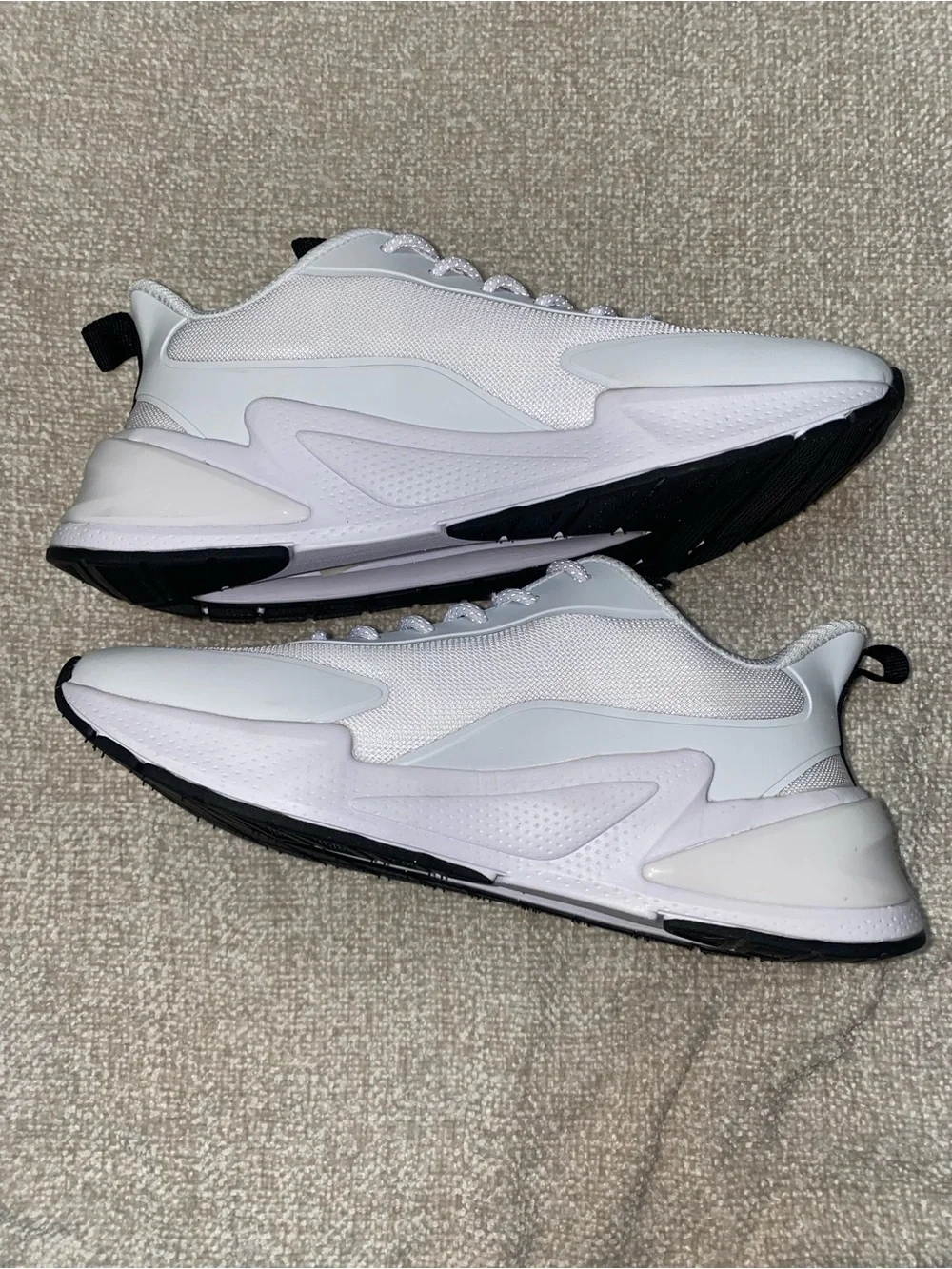 NWT/ New With Box Ellesse Morona Runner Women's White Sneakers Size 6